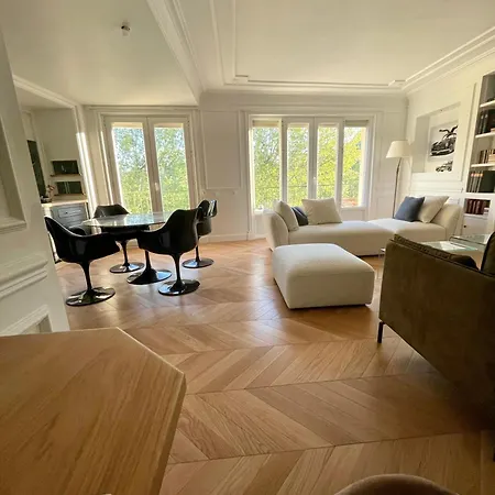 Apparemment Niche Dans Les Arbres Apartment