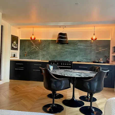 Apparemment Luxueux Niché Dans Les Arbres Appartamento