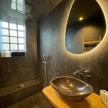 Apparemment Luxueux Niche Dans Les Arbres Narbona