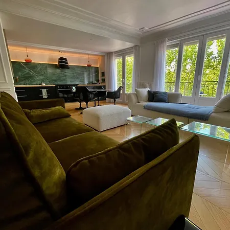 Apparemment Luxueux Niché Dans Les Arbres