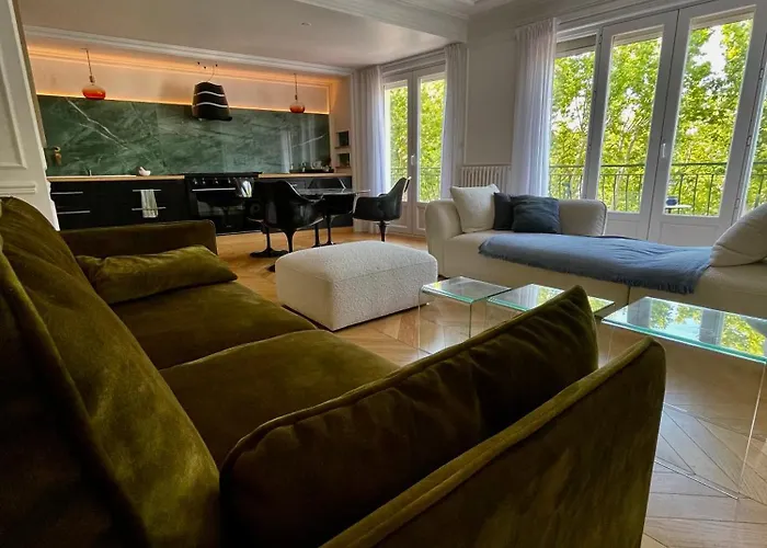 Apparemment Luxueux Niche Dans Les Arbres
