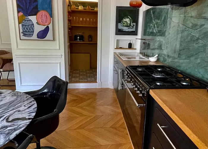 Apparemment Luxueux Niche Dans Les Arbres Narbona